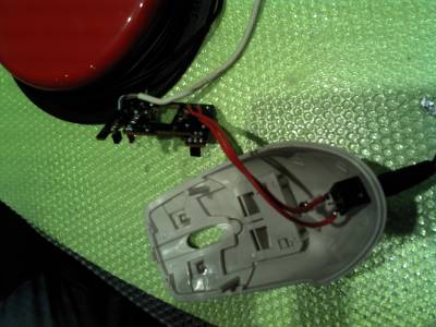 Los componende del Hack ya montados y soldados. El micro buttón del ratón tiene dos tres soldadura. Hay que soldar los cable del jack a las soldaduras que estan siempre abiertas (circuido abierto) y que están connectadas cuando se pulsa el micro buttón. Para descubrirlo, usar un polimetro para medir continuidad o usar un led o un motor para ver cuando el circuito se cierra.