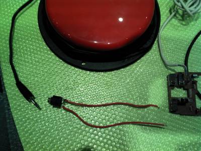 En la foto, El pusador rojo con la salida jack Una entrada jack (en el centro con los dos cables de salida ya que es mono - recuperada da una vieja tele desde la basura) Un raton destripado a la izquierda. Se veen tres micro interructores, el mas bajo es el de la izquierda.