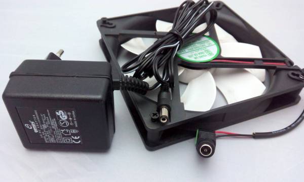 Tan sólo hace falta un adaptador de corriente de pared con salida de 12Vdc y su conector hembra.