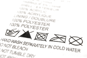 En el //datasheet// del fabricante se muestra la compatibilidad del hardware. En este caso la silueta de una plancha con un aspa encima nos advierte que esa prenda entra en conflicto al contacto con la plancha.