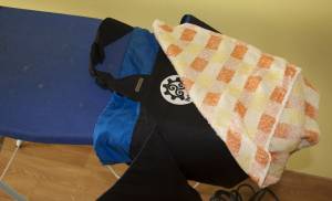 Proteger la zona de la prenda que estará en contacto prolongado con la plancha. Proteger la zona de la prenda que estará en contacto prolongado con la plancha.